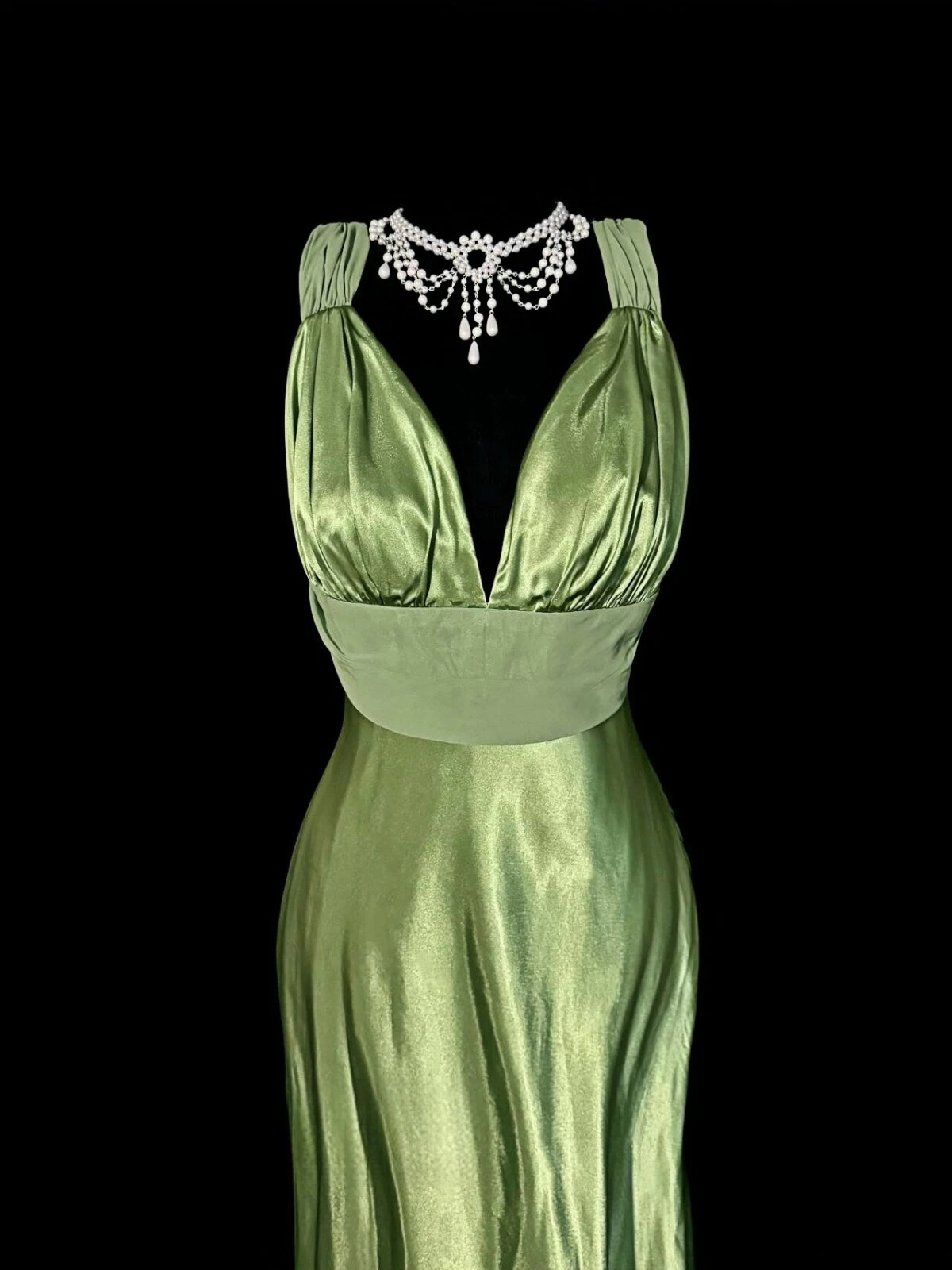 Sexy Green Prom Dress Satin V-Neck Backless Pleated Evening Dress cc3015