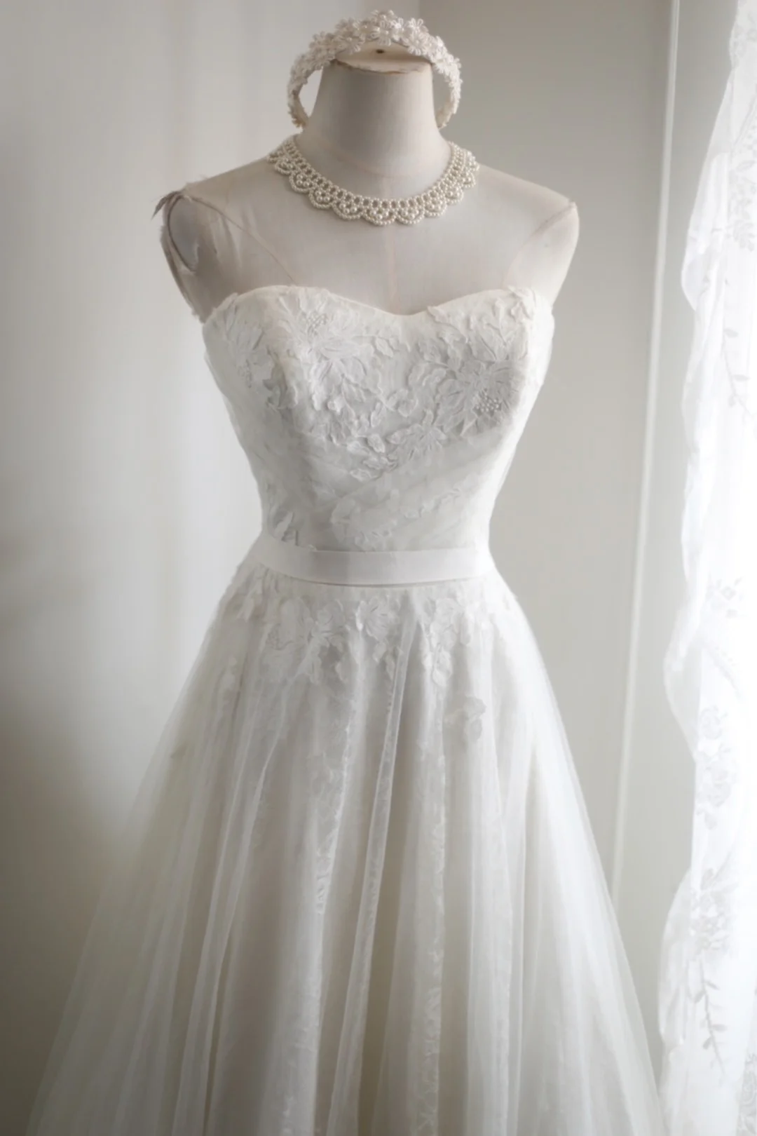 Charming Strapless White Tulle Lace Appliques A Line Formal Wedding Dress cc3188