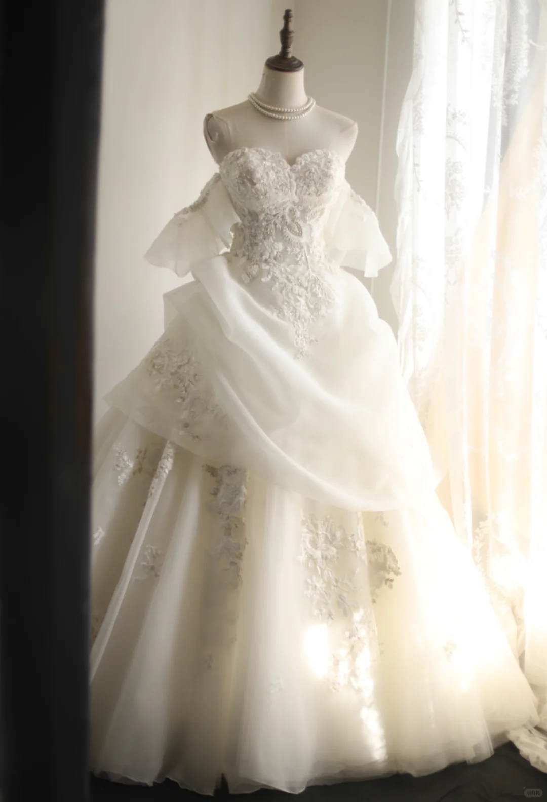Pretty Off The Shoulder White Tulle Appliques Long Wedding Dress cc3187