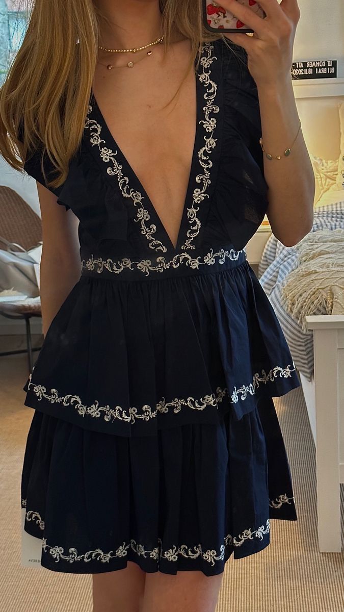 Vintage Navy Blue Deep V-neck Small Flying Sleeves Embroidered Multi-layered Skirt A-line 17th Birthday Homecoming Dress cc4203