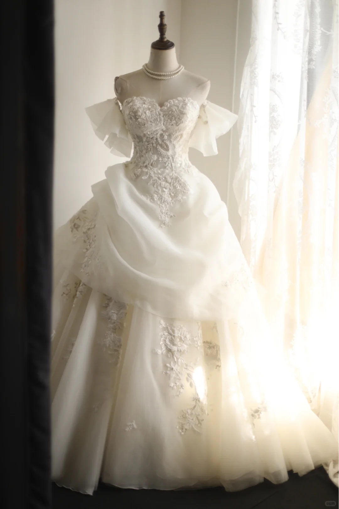 Pretty Off The Shoulder White Tulle Appliques Long Wedding Dress cc3187