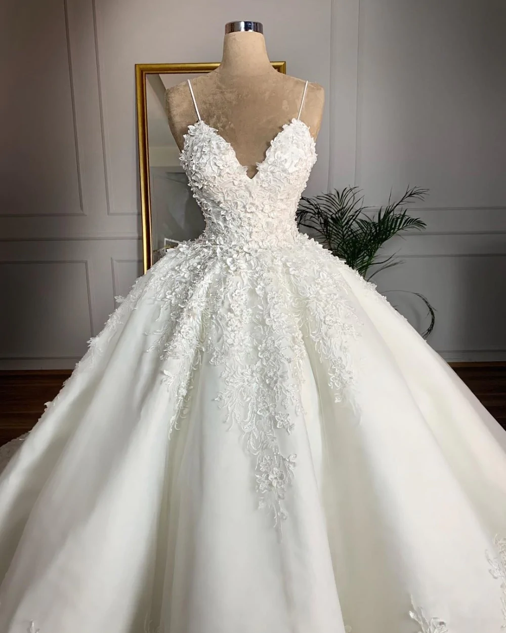 Full A Line Wedding Ball Gown Lace Spaghetti Straps Ball Gown c3394