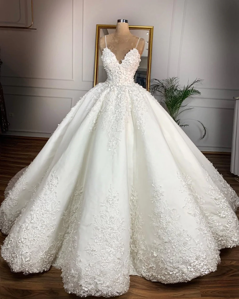Full A Line Wedding Ball Gown Lace Spaghetti Straps Ball Gown c3394