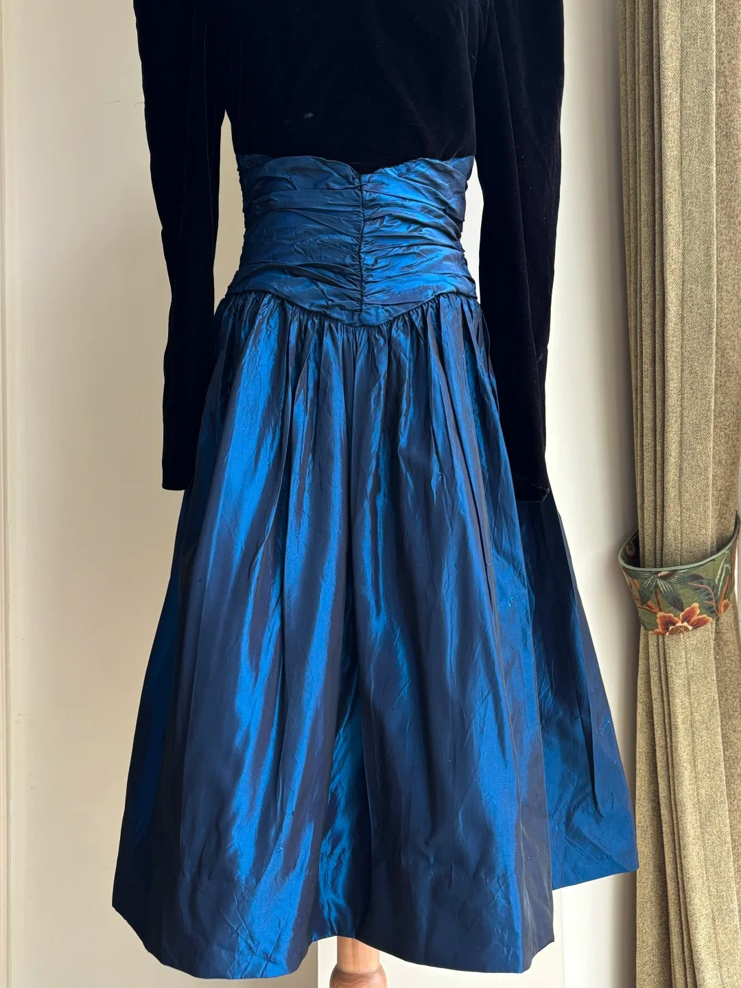 Vintage Black And Blue A-line Long-sleeved Velvet And Satin Prom Dress Evening Dress cc5339