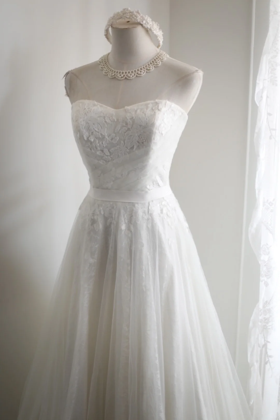 Charming Strapless White Tulle Lace Appliques A Line Formal Wedding Dress cc3188