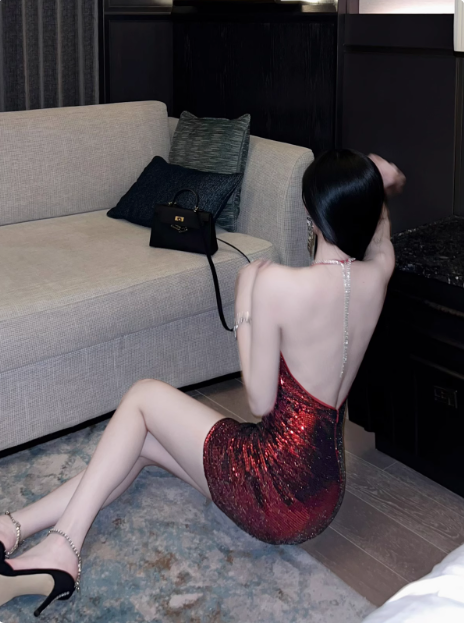 Sexy Halterneck Hip-hugging Sparkly Backless Homecoming Dress cc3615