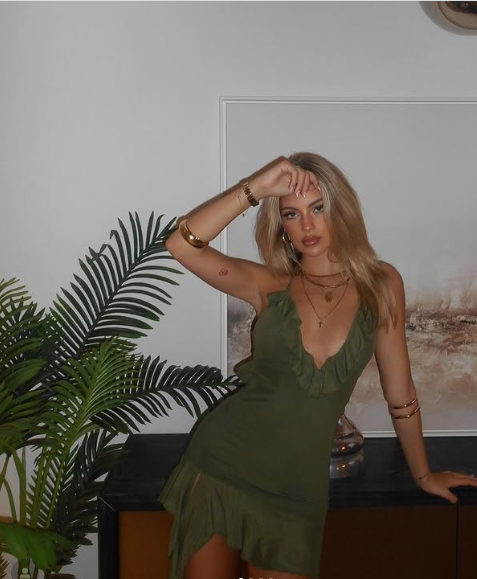 Sexy Low Cut Halter Neck Ruffled Mini Birthday Skirt Homecoming Dress cc3770