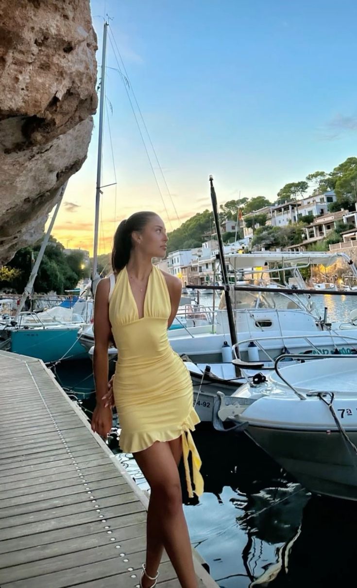 Simple And Elegant Yellow Halter Neck Open Back Slim Fit 19th Birthday Homecoming Dress cc3797