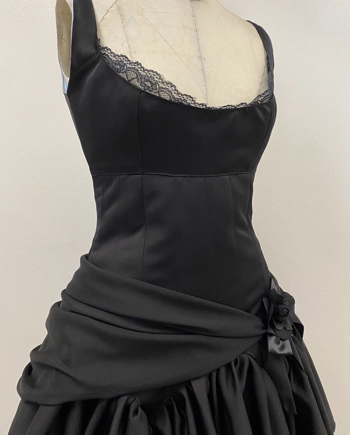 Elegant Black Lace-trimmed A-line Satin Birthday Party Homecoming Dress With Tie-back cc4523