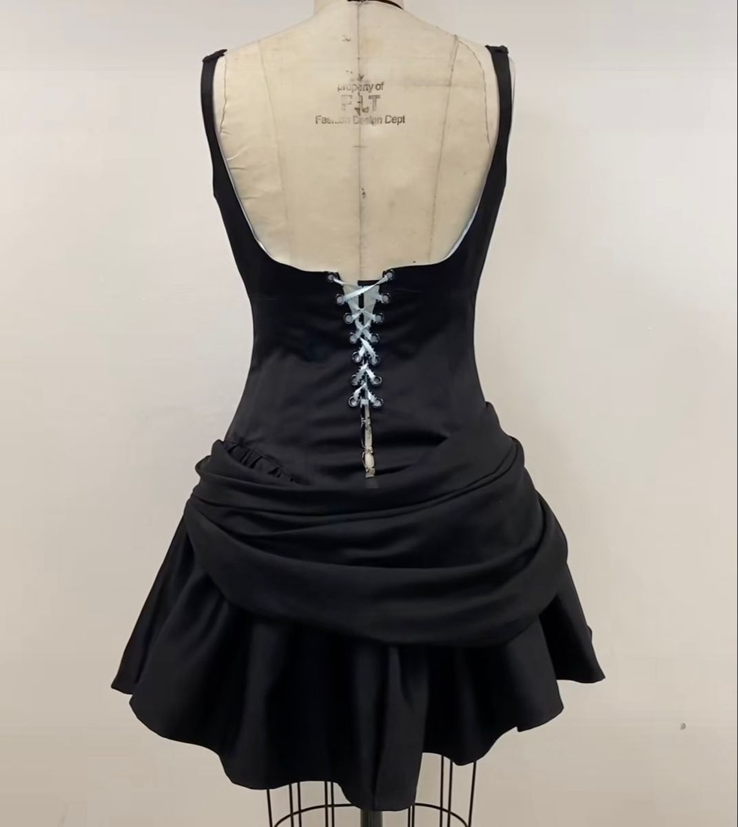 Elegant Black Lace-trimmed A-line Satin Birthday Party Homecoming Dress With Tie-back cc4523