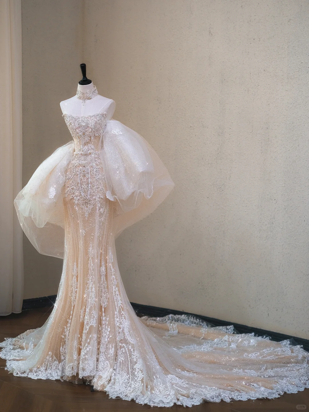 Classy Champagne Strapless Tulle Lace Appliques Mermaid Long Wedding Dress cc3462